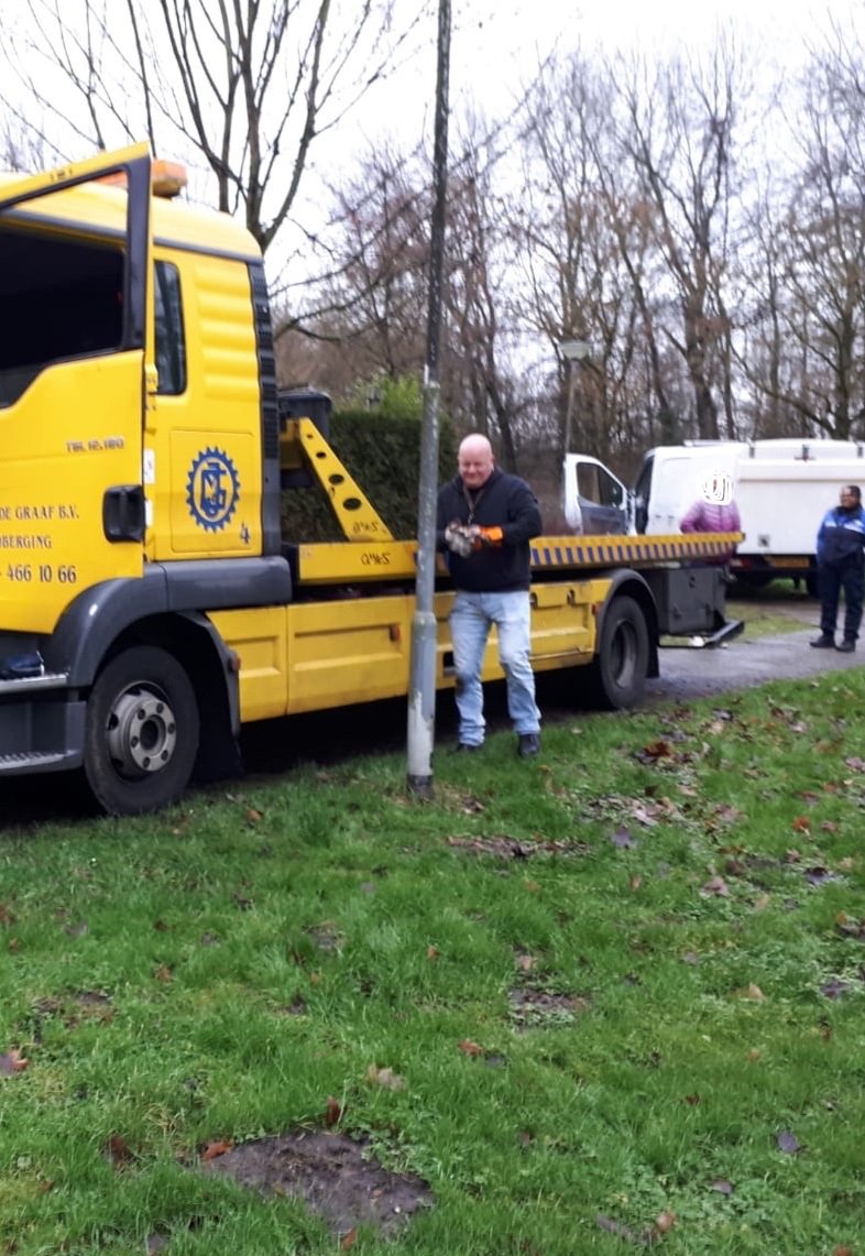 Hartelijk bedankt: 
#bewoner uit #Ommoord bedankt omdat hij gisteren onze collega's heeft los getrokken nadat zij na het #afhandelen van een #melding vast kwamen te zitten in de #blubber.