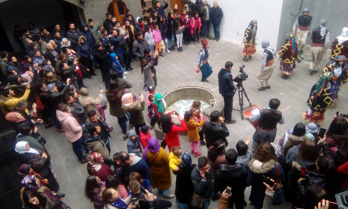Kürtler, binlerce yıldan beri Rumî takvimine göre 13 Ocak tarihini yeni yılın başlangıcı olarak kutluyor. Kürtlerin asırlardan beri kutladıkları Serê Salê (Yeni Yıl), Mezopotamya'nın kadim halklarından Sümerler ve Babillere kadar uzanıyor.  
mezopotamyaajansi14.com/tum-haberler/c…