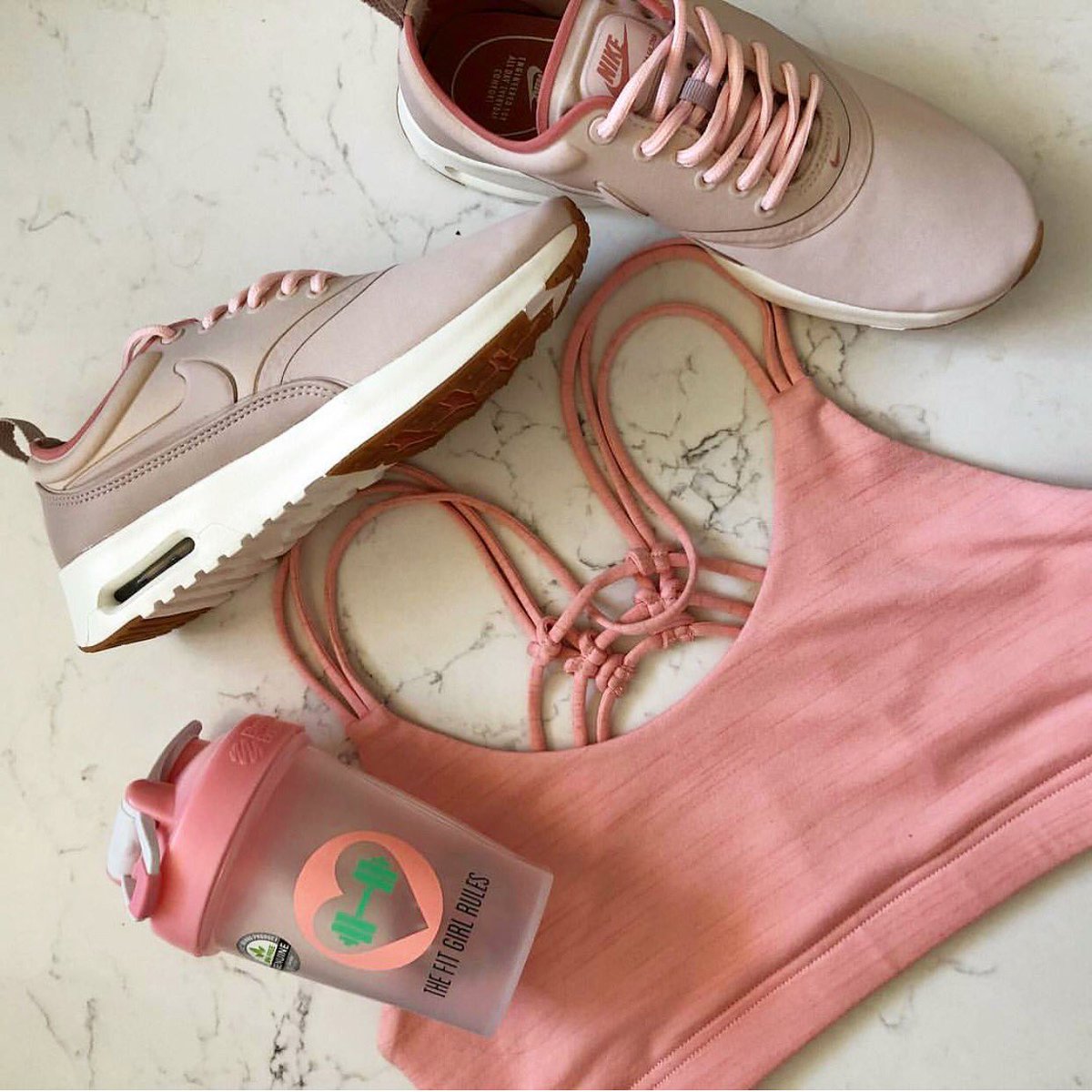 Plan for a successful week of workouts by laying out all your outfits on a Sunday 🎀💪🏼