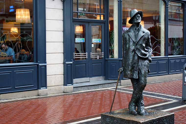 James Joyce statue called 'The prick with the stick' by Dubliners! In his early 20s, Joyce emigrated to continental Europe with his partner (& later wife) Nora Barnacle. Lived in Trieste, Paris & Zurich, though his fictional universe centres on  #Dublin!  @theirelandguide  #Ireland