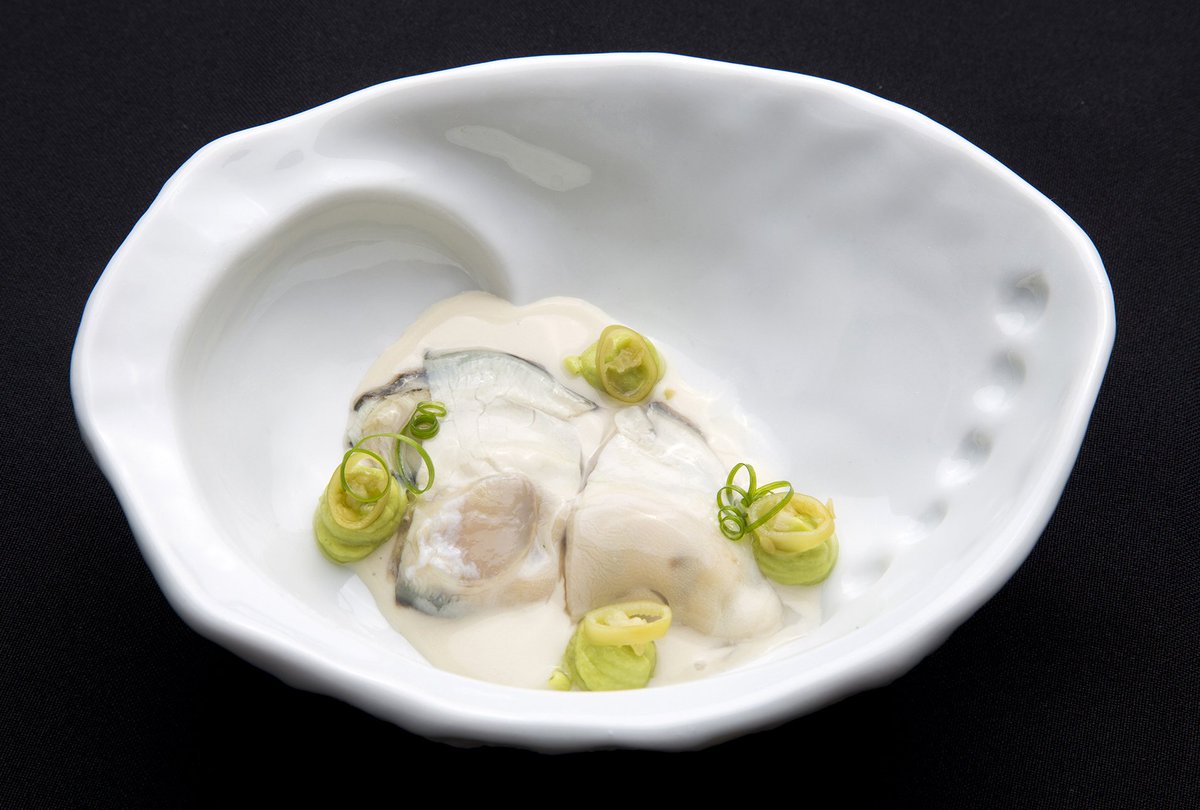 Ostra, pilpil cítrico, aguacate y piparras.
º
Oyster, citrus pilpil sauce, avocado and piparra peppers.

#Audreyscalpe