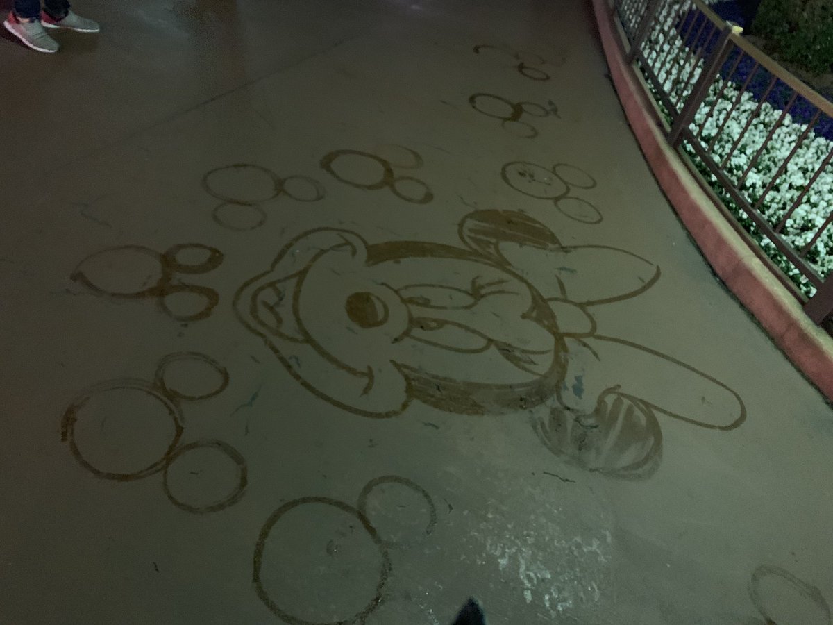東京ディズニーリゾート名物 カストーディアルアート 動画で見ると本当に神過ぎて 意味がわからない レベル Togetter 東京ディズニーリゾート名物 カストーディアルアート 動画で見ると本当に神過ぎて 意味がわからない レベル Togetter