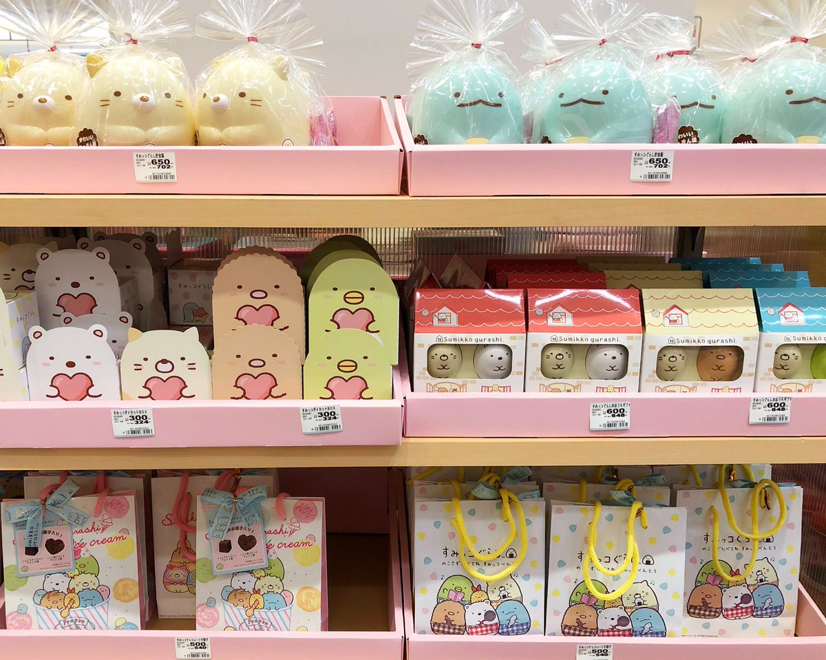 にゃり すみっコの19年バレンタイン とりあえずイオンで見かけたものたち 毎年お馴染みの形状で絵柄違いが多め 詰め放題のプラケースは去年と同じ と思いきや頰やハートマークが追加されてるかな すみっコぐらし