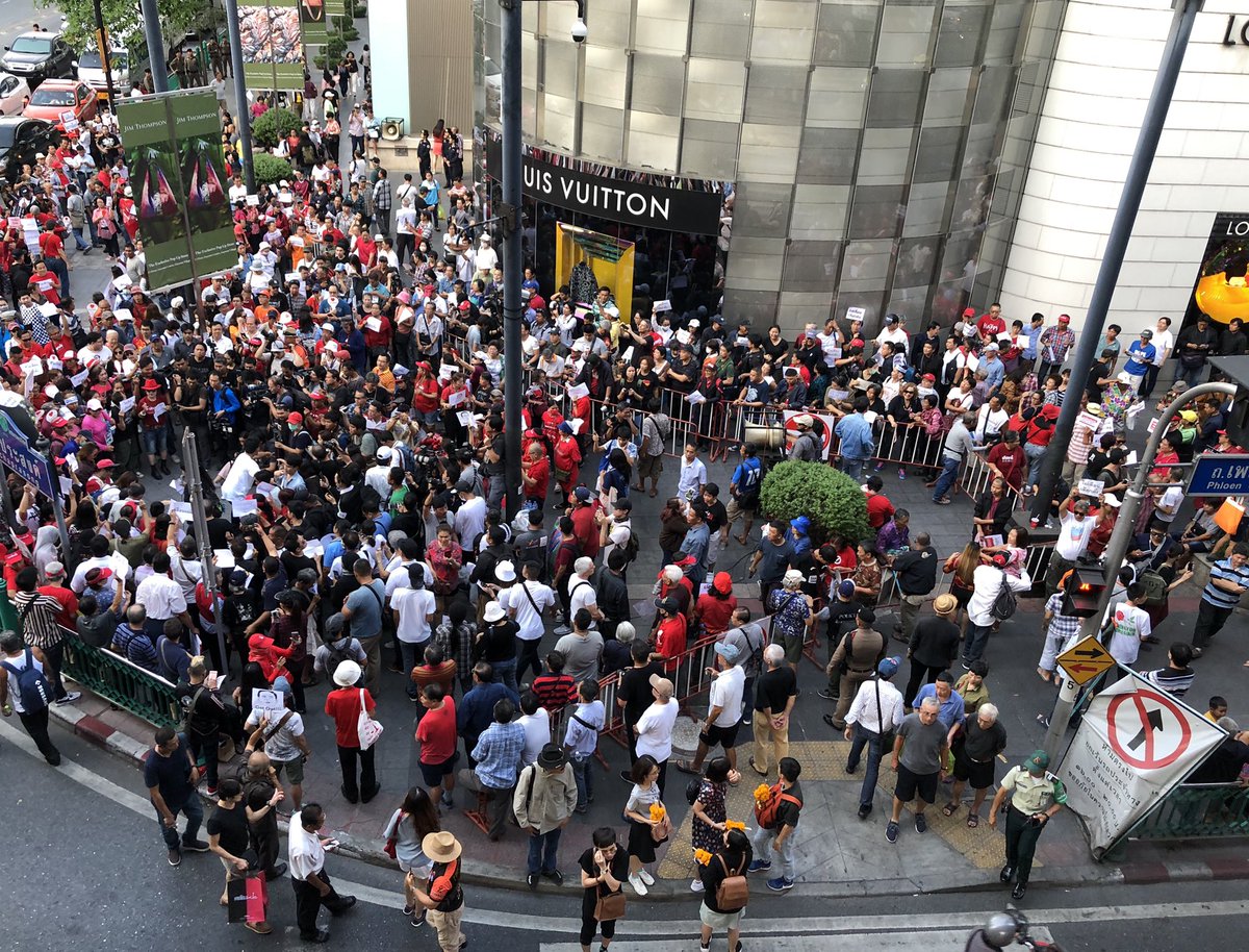 Happening now: Pro-democracy activists gather in central #Bangkok to call for elections after the military junta’s latest postponement of the polls #เลื่อนเลือกตั้ง #Thailand