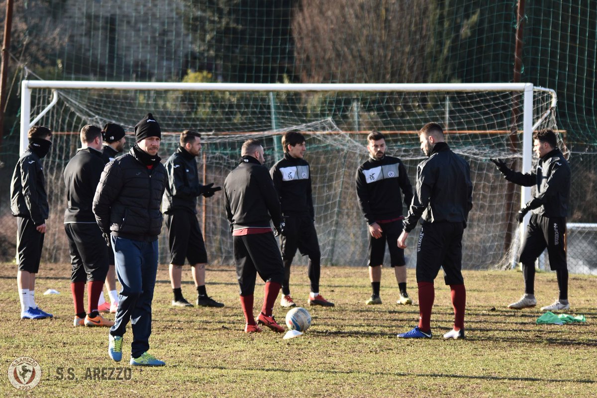 ArezzoCalcio's tweet photo. Continua il lavoro atletico e tattico del Cavallino Rampante: la ripresa del campionato è sempre più vicina! Qui ▶️ https://t.co/bpw9Y0Kyzh la fotogallery dell'allenamento di ieri al "Lebole" #ForzArezzo #SoloAmaranto #AvantiArezzo https://t.co/lr4tyz3BZ9
