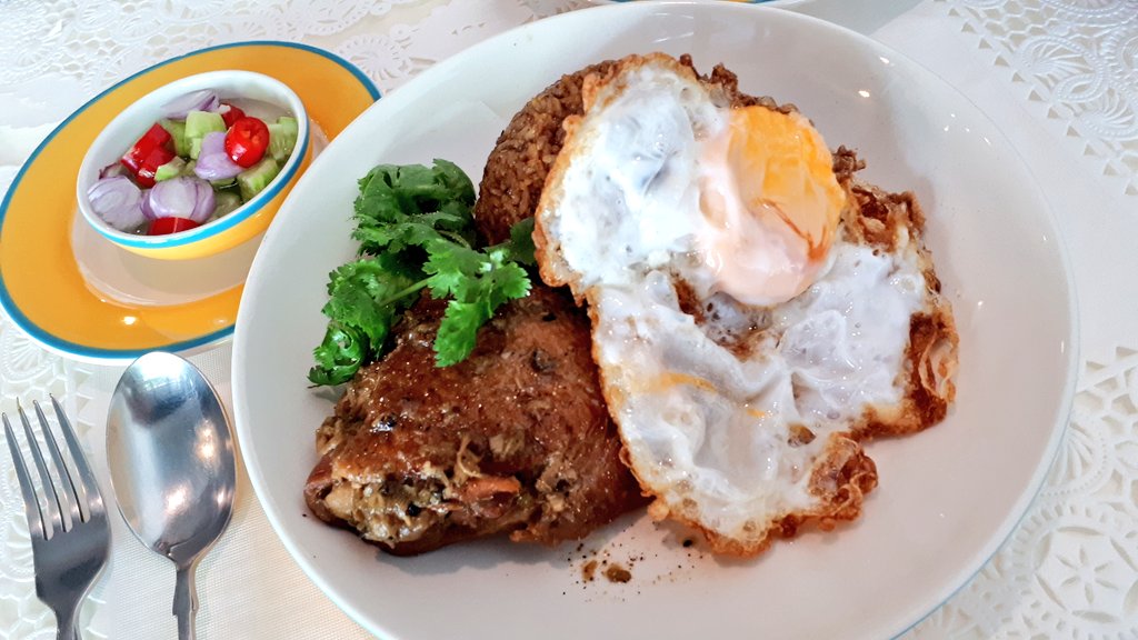 todayeating1's tweet photo. มากินข้าวที่ร้านดอยคำ สั่งหมี่ฮุ่นแดงปู ได้เนื้อปูมาเป็นก้อนๆ รสชาติคล้ายน้ำยากะทิปู อีกจานเป็นข้าวไก่อบ ไก่อบมานุ่ม เนื้อเปื่อยเคี้ยวง่าย ให้เยอะ น้ำมัลเบอร์รี่ปั่น กับอัญชันลิ้นจี่ปั่นดีมาก ทานแล้วสดชื่น ข้าวจานละ 120-130 สมูทตี้ 60-70 บาท ครัวปิดบ่าย 2 📍BTS ราชเทวี @aroii https://t.co/eyg4n9w9hz