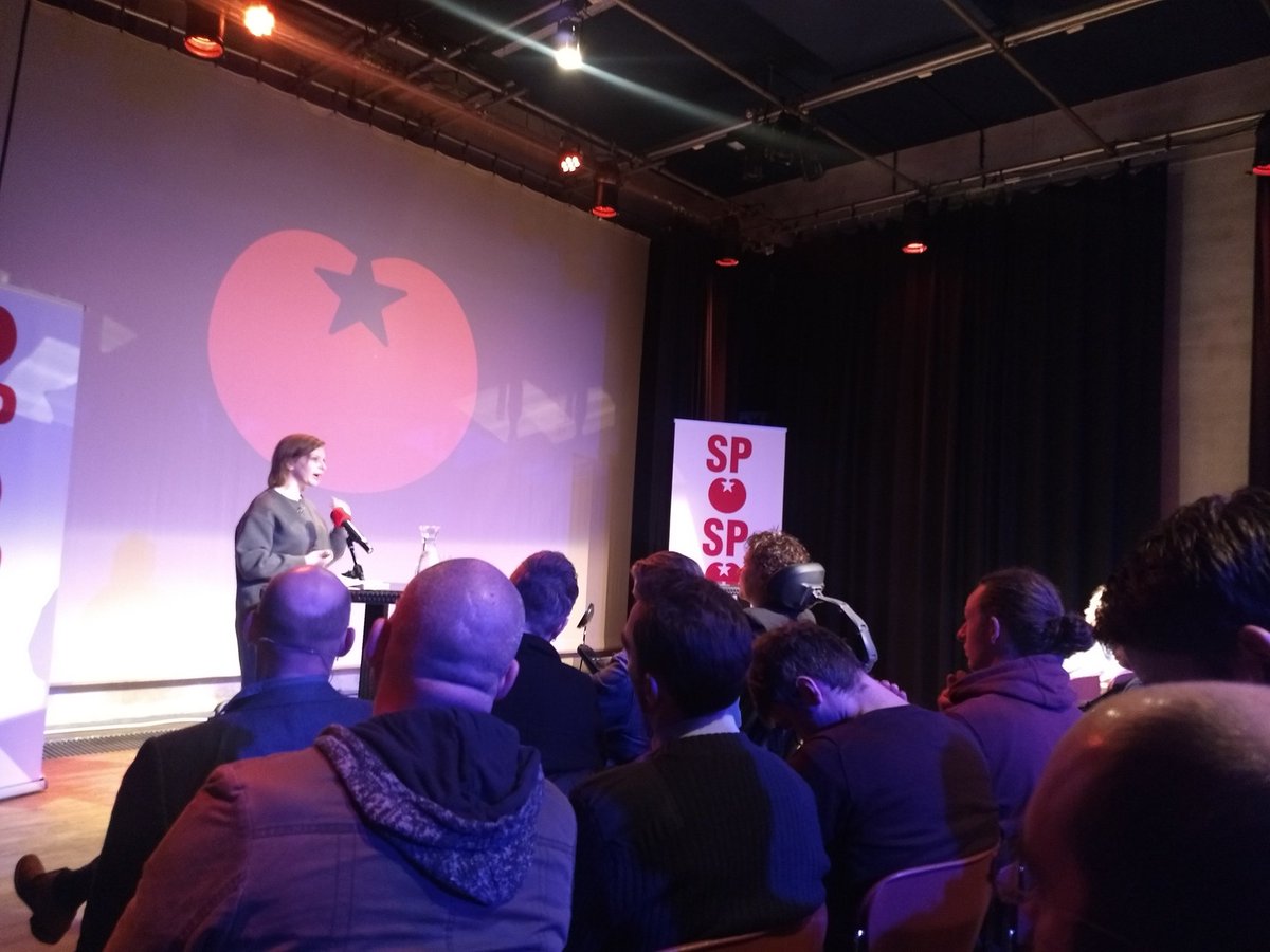 sarahdobbe's tweet photo. Bij de Gelderse #SP #regioconferentie in #Velp. Over het verkiezingsprogramma en over wie de baas is in ons land. Maar ook over al die mensen die niet meer onzichtbaar willen zijn. #vanstart https://t.co/EhcCYTM1zz