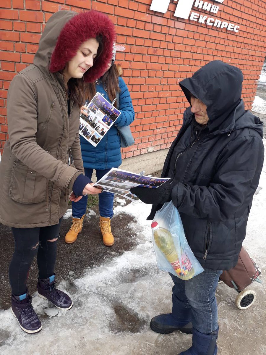 jecazaric's tweet image. Podela #informator i razgovor sa sugradjanima #uovomtrenutku #crvenikrst #nis @nis_sns @sns_srbija