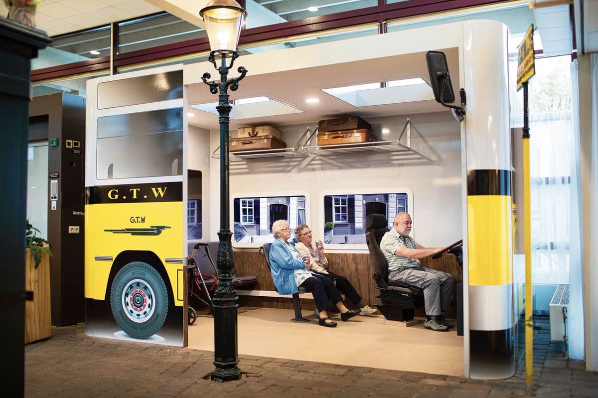 Truus, Annie en Rudi, bewoners Sensire Den Ooiman, in de Droombus in <a href="/NRC/">NRC</a>. Zie de indrukwekkende reportage over nieuwe initiatieven om mensen met dementie te behandelen: "Terug op vertrouwde plekken" tinyurl.com/y9kk2zo4