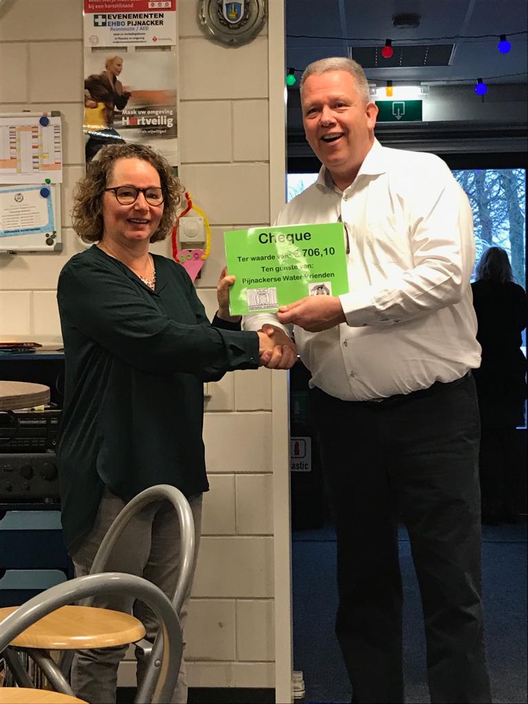 Uitreiking cheque aan de Pijnackerse Watervrienden, zij vieren dit jaar het 50-jarig bestaan!