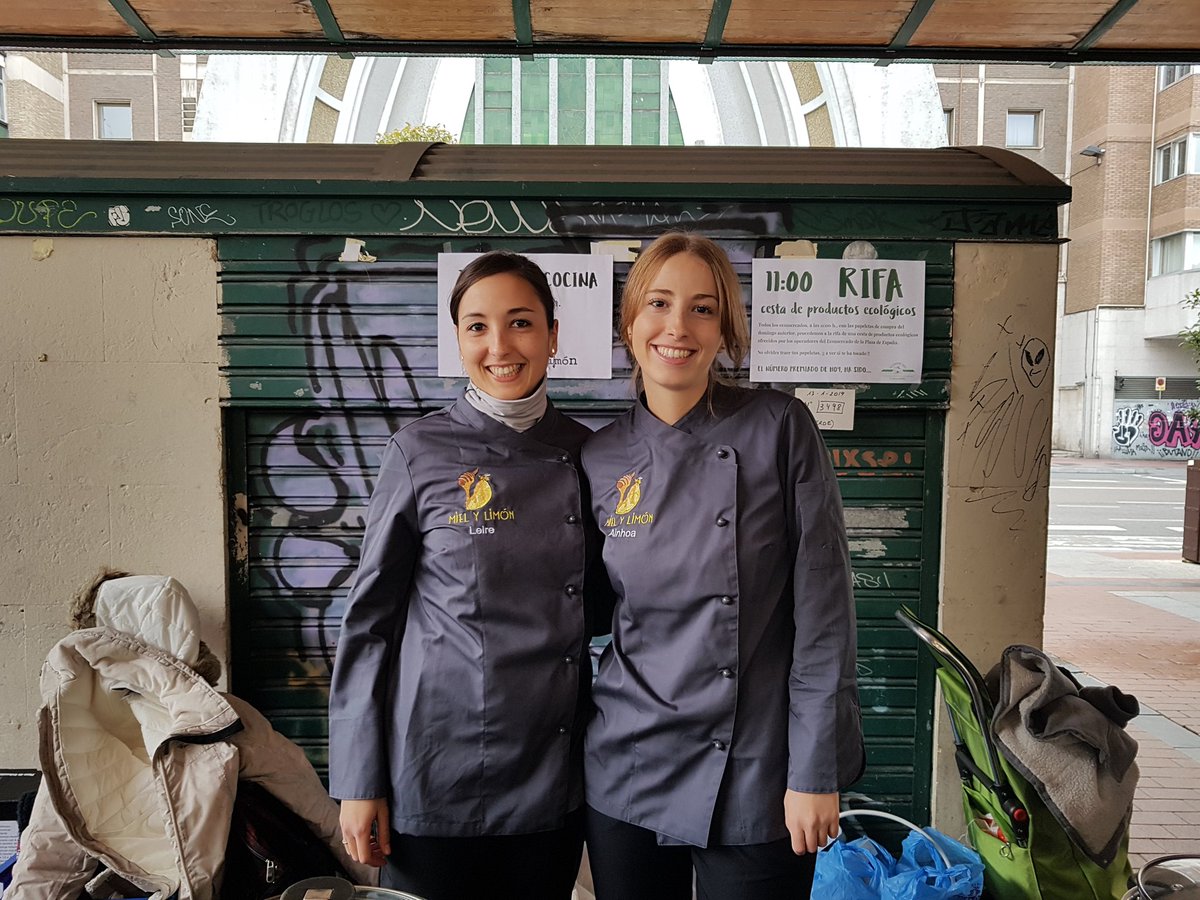 AlimentaVLL's tweet photo. Las chicas de #MielyLimón se preparan para iniciar su cocinado... ¡¡Leire y Ainhoa Gómez nos traen un #couscous de #Verdurasecologicas y unos vasitos de #kiwi y #yogur para chuparse los dedos!!
🥝🥛🌶
#ecomercado #Valladolid #agroecología https://t.co/0U0DLdpZlT