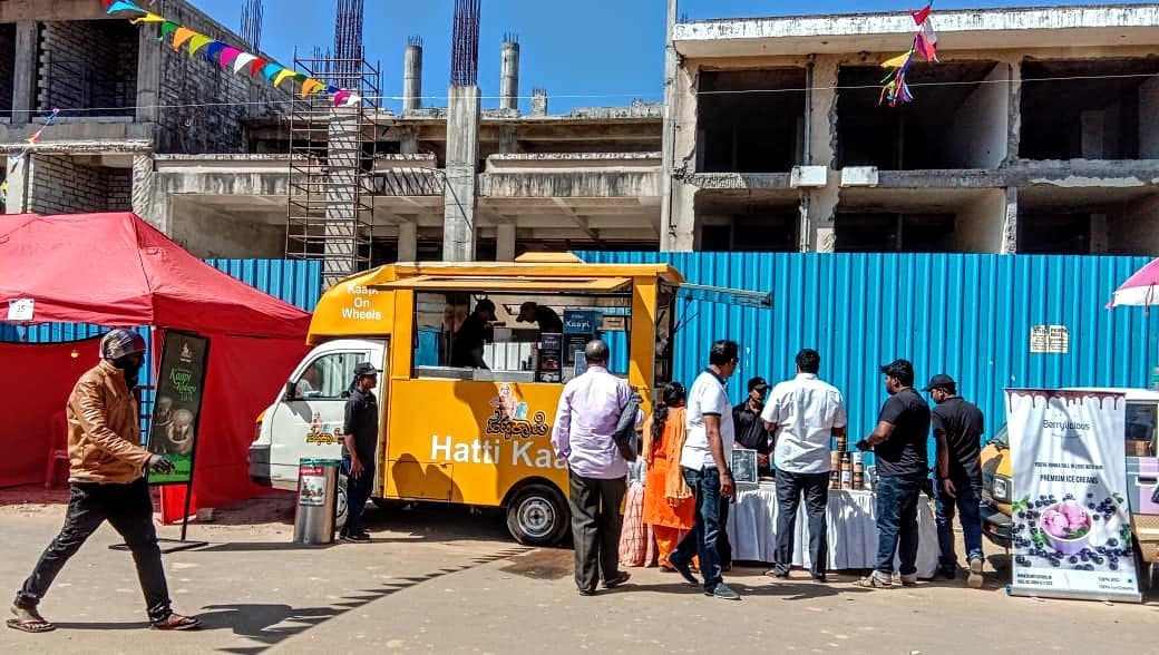 hatti_kaapi's tweet photo. Brewing #love at the #Kodagu Utsav. Our Kaapi On Wheels has been buzzing with #KaapiLovers alike! Come drop down and recharge as you experience the wonderful activities throughout the day! #HattiKaapiLovesKodagu #HattiKaapi #Karnataka #Kaapi https://t.co/bjSHO3Wp38