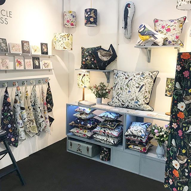 Top Drawer is open! I’m on stand HG22, come say hi 👋🏻 If you are here! .
.
.
.
.
.
.
#topdrawerss19 #topdrawerlondon #topdrawerlondon2019 #homewaresaddict #indieretail #shopsmall #interiordesign #kitchendesign bit.ly/2SX44BD
