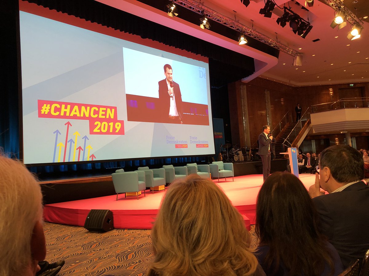 Nach der Eröffnung durch Christof Rasche spricht jetzt <a href="/johannesvogel/">Johannes Vogel</a> auf dem Neujahrsempfang der <a href="/FDPFraktionNRW/">FDP-Fraktion NRW</a> und <a href="/fdp_nrw/">FDP NRW</a> . #Chancen2019