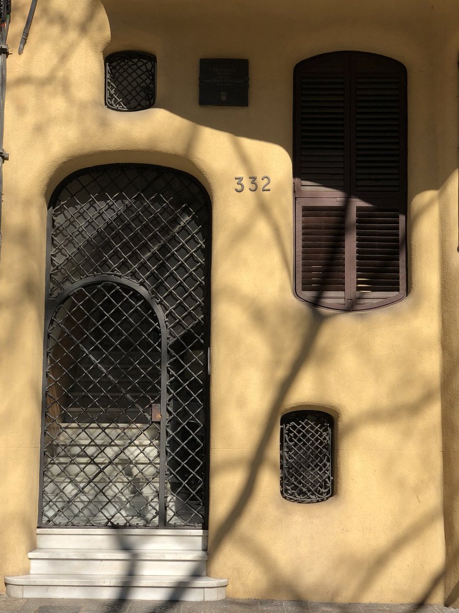 RutaModernisme's tweet photo. La Casa Planells és una original edificació de formes arrodonides construïda del 1923 al 1924 per Josep Maria Jujol. La sabries ubicar? La Casa Planells i més de cent edificis modernistes t’esperen a la #RutaModernismeBCN https://t.co/y4iYmoTfbV