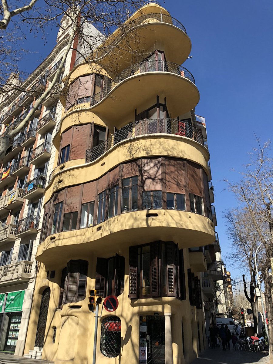 RutaModernisme's tweet photo. La Casa Planells és una original edificació de formes arrodonides construïda del 1923 al 1924 per Josep Maria Jujol. La sabries ubicar? La Casa Planells i més de cent edificis modernistes t’esperen a la #RutaModernismeBCN https://t.co/y4iYmoTfbV