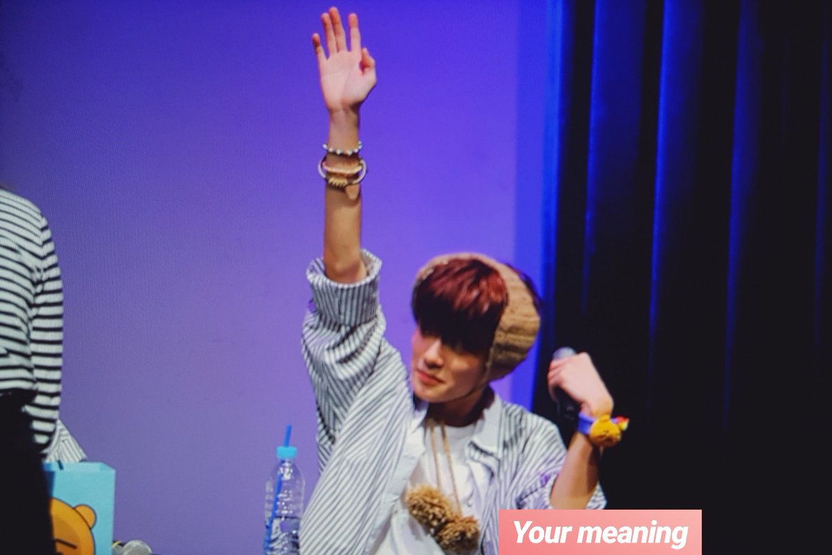 YourMeaning0125's tweet photo. 190113 신촌 팬싸인회 #베리베리 #강민 #유강민 #VERIVERY @by_verivery 

여기서 젤 귀여운사람 손들어~! https://t.co/Y1LhapLCO0