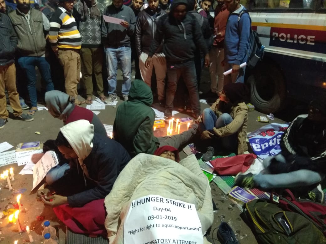 Immorta33296225's tweet image. Sir yahan kai bacche Bihar, UP aur kai anya rajyon se #hungerStrikeUPSC pe 14 Dino se baithe hain. Aapse anurodh hai ki aap agar kisi MP ko batra, Delhi me bhejenge to hamare manobal badhega. 
#compensatoryAttempts #saveShikha #csatVictims