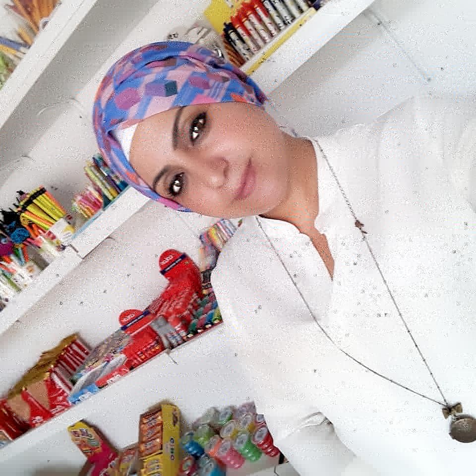 Bazen, bir kahve yudumlayıp,
Bir şarkı açarsın susarsın,
Ve o şarkı,
senin söylemek istediğin,
Her şeyi söyler....