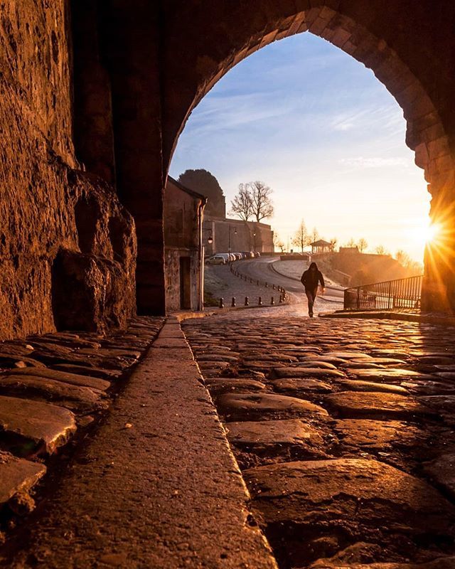 aubryvincent1's tweet photo. Levé de soleil sous la porte d'Ardon à Laon . 26 décembre 2019.

#esprithautsdefrance #igerspicardie #hautsdefrance  #hautsdefrance_focus_on #norddecouverte #hautetfort  #Laon #otlaon #mpdua
#monnordenor #jaisnebeaucoup 
#globalsecrets  #shootsofresh
#ig… https://t.co/uziw4ODKu2 https://t.co/JhisSZyNx5