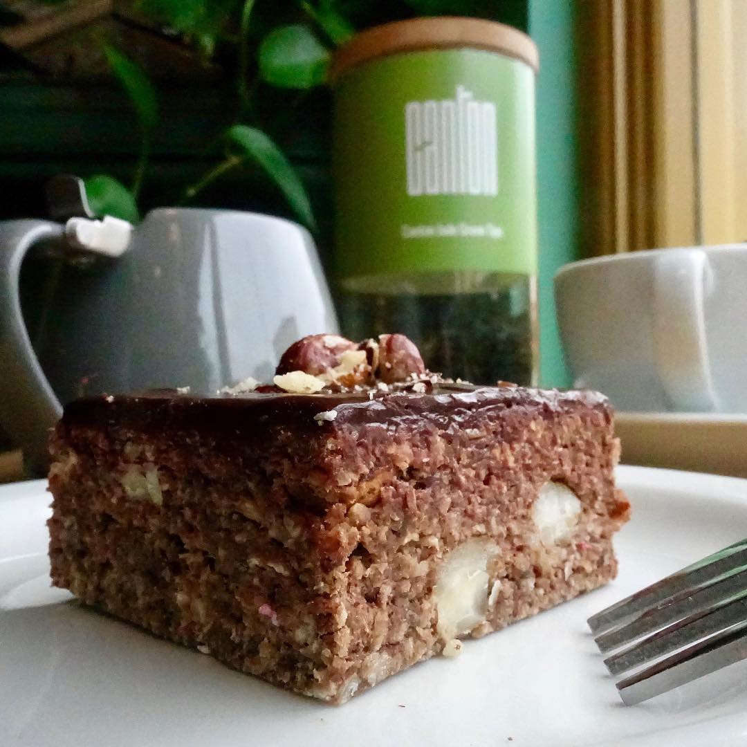 Now stocking cakes from Elspeth's Kitchen! Whole crunchy nutty hazelnuts layered in a chocolatey oaty bar, the perfect blend of smooth and crunchy. A Nutella bar, perhaps? With <a href="/cantontea/">Canton Tea</a>. Gluten free 🌱 #Veganuary2019
