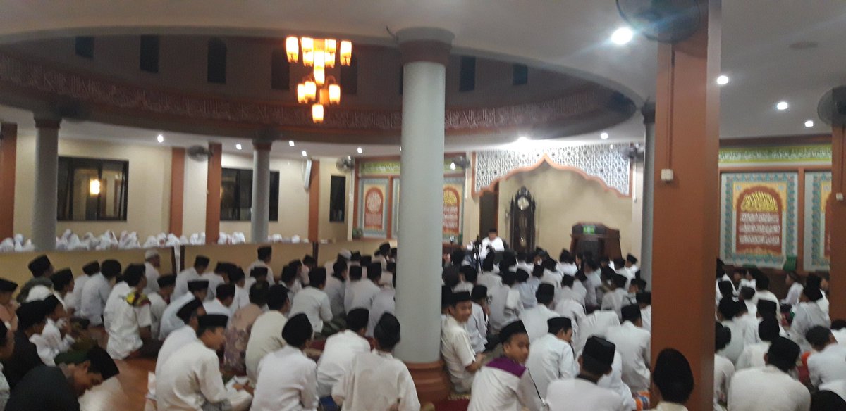 Sedang berlangsung pengajian bersama Buya Said Aqil.