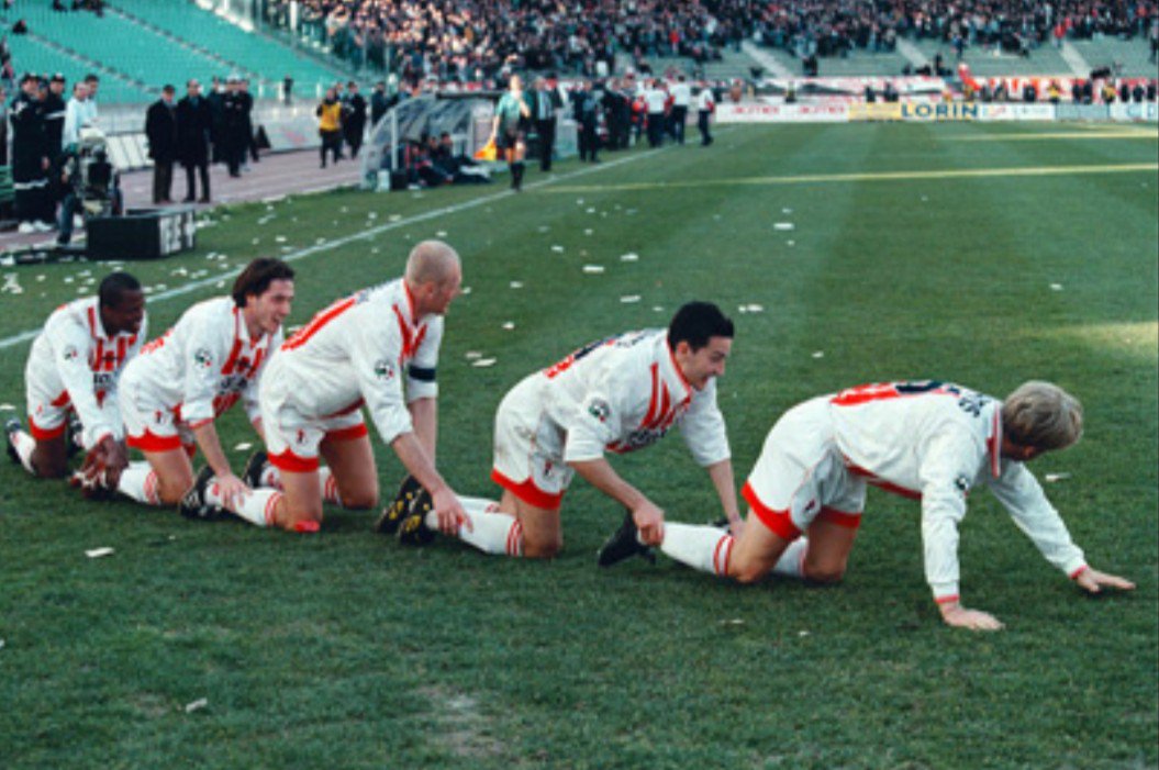 AndreaPapa14's tweet photo. Anche i trenini che non vorresti mai fermare prima o poi, purtroppo, devono per forza arrivare a destinazione.
Francesco, Klas e ora Phil.
Tesserati adesso per la squadra della #nostalgia che colori non ne ha.
Perché è di tutti.
#Mancini #Ingesson #Masinga
@fcb1908 https://t.co/gvStPCnzHk