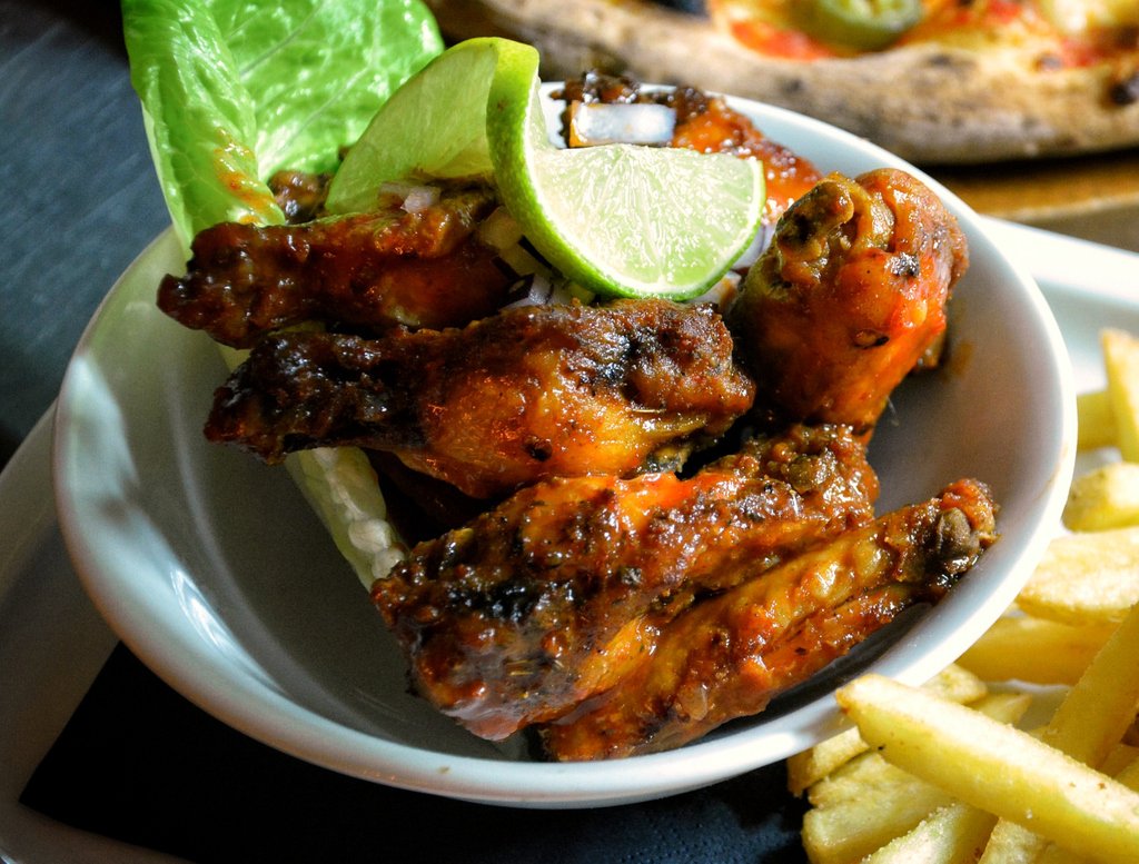 RoyalStarLDN's tweet image. #SundayDrinks are only made better with delicious food to nibble on! 🍻🍗👌 #SundayFunday #London #Shoreditch #Clerkenwell