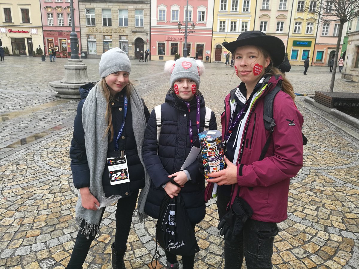 PortalWroclawpl's tweet photo. Zuzia, Ola i... Ola podobnie jak ponad tysiąc innych wolontariuszy we #Wroclaw.iu od rana zbierają pieniądze dla Wielkiej Orkiestry Świątecznej Pomocy. #WOSP2019 #27final https://t.co/pvcPnXnrlv