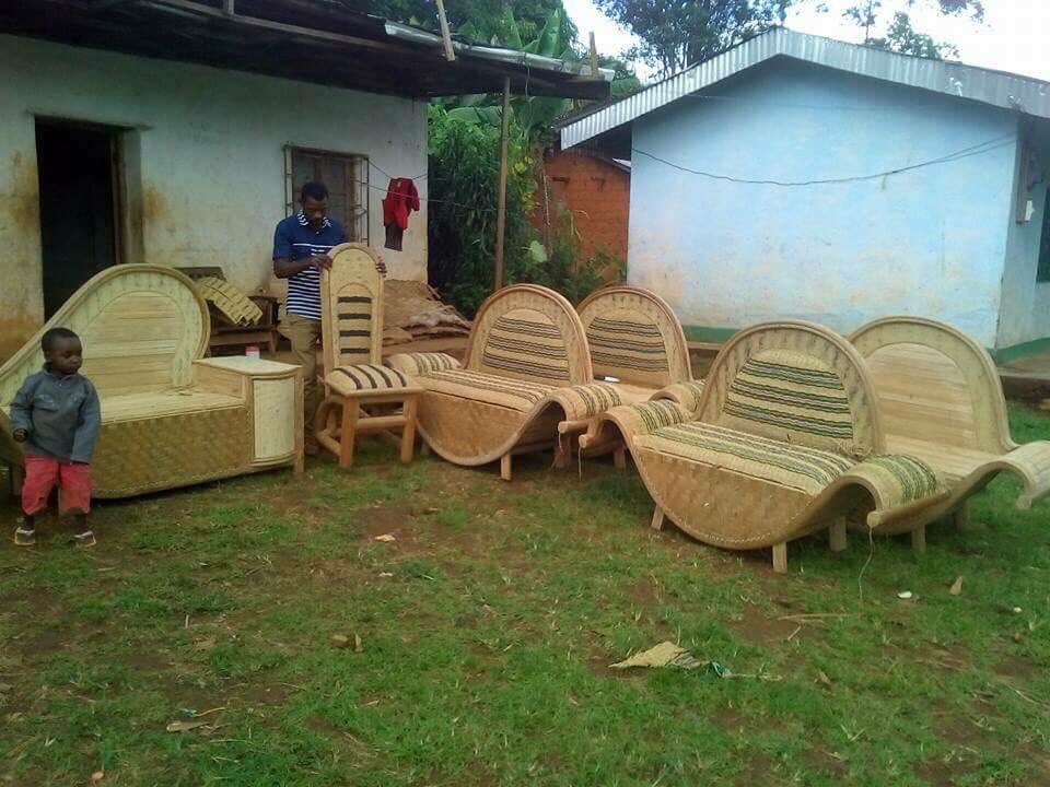 En Afrique nos menuisiers sont extrêmement talentueux. Il s’appelle Embebi Ambe, il est camerounais et réalise avec du bois et du bambou des meubles qui vont vous couper le souffle. L’Afrique du talent💪🏿Facebook: Embebi Ambe
Contact: 00237 682474893