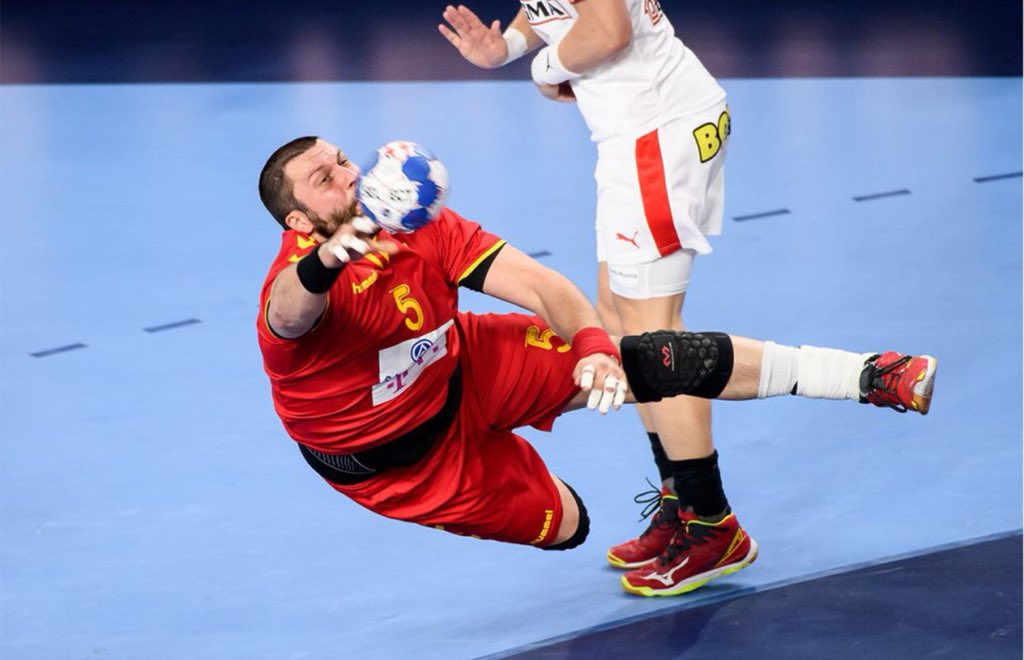 lapeshapemape's tweet photo. Ракомет на МРТ.🤾🏻‍♂️
Играме со нафташите Бахреин.
🇲🇰🇧🇭
Сите застанати, “Денес над #Македонија” во еден глас и со многу емоција. 
Борко со 👌🏻 на срце.
Коментаторот Драгче со коментар: “Македонската химна никогаш не звучела по емотивно”.

Ќе те избркаат од работа северџаниве морее!! https://t.co/0K3KjM3qxN