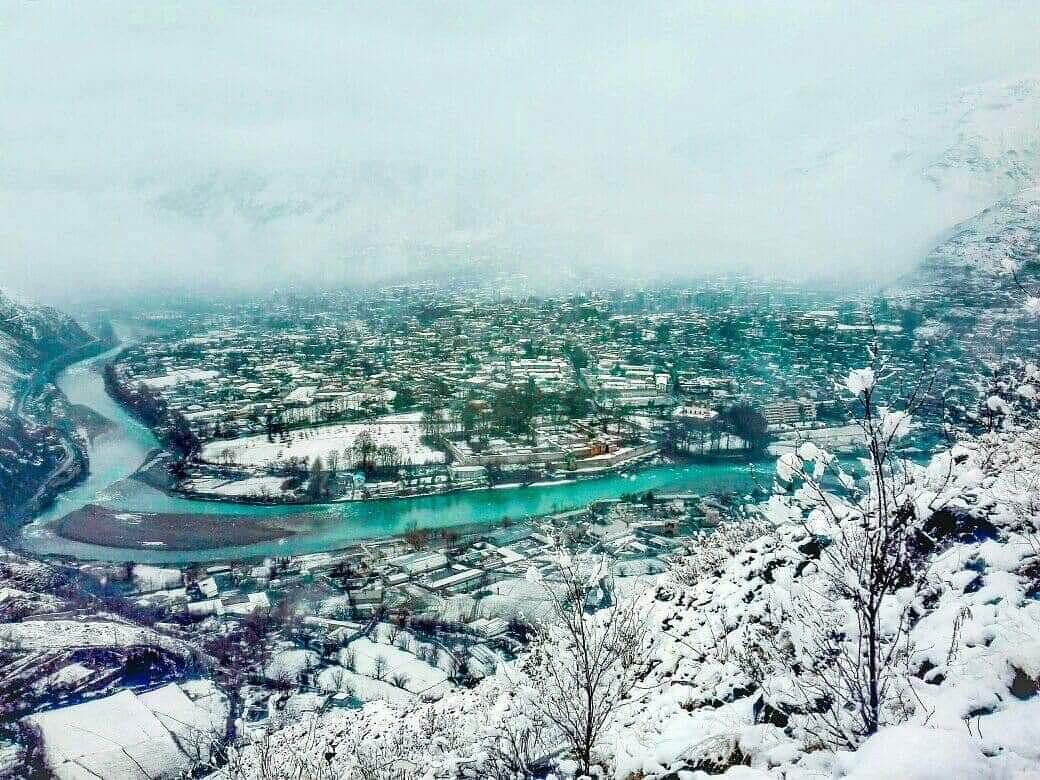 ChitralPK's tweet image. Chitral Town after Snowfall😍

Pic: Junaid Ayubi
#Chitral #Pakistan #WinterView