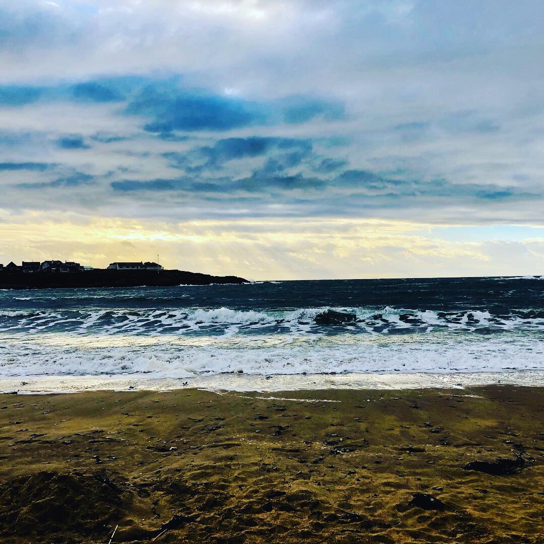 Windy January Walks 👨🏻👩🏻🐾🌊
#Anglesey #Trearddur #trearddurbay #ravenspointroad #offpiste #roundtheheadland #scenery #northwales #northwalescoast #northwaleswalks #angleseylife