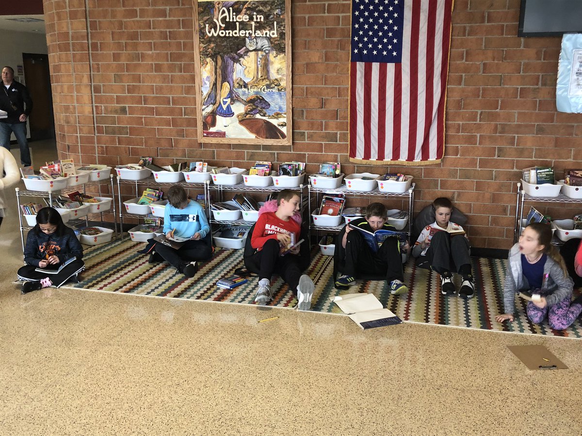 RoneyAndrea's tweet photo. Had DEAR time on Friday and we made the most of the breezeways natural light!! Love our free reading time 🥰 https://t.co/ukKIGvW1GL