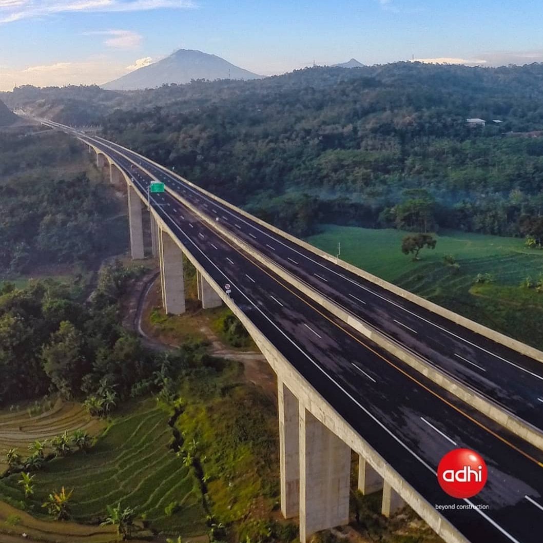 fadjroeL's tweet photo. Jembatan Tuntang panjang 370 meter di ruas Bawen - Salatiga tol Semarang - Solo. Ini merupakan sebagian dari Tol Trans Jawa yang dikerjakan @adhikaryaID  @KemenBUMN #BUMNHadirUntukNegeri https://t.co/3xtPhgkXgu