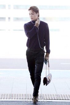 RandomAK1's tweet image. Happy Birthday Jongin❤️❤️ #HappyKaiDay
#HappyBearDayKAI
#종인아생일축하해
#카이야생일축하해