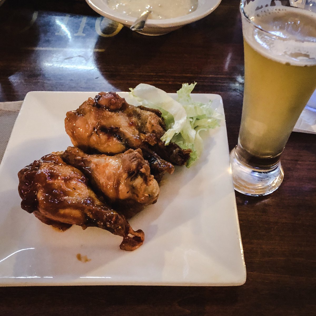 bin412wine's tweet photo. Food and beer pairing @BighamTavern on point last night with beers from @OddSideAles, @dogfishbeer, @SingleCutBeer and @HopFarmBeer #craftbeer #mountwashington #weremorethanjustwine #drinkthegoodstuff #barfood #greatwings #burgersandbeers https://t.co/Zz0rSlXNmK