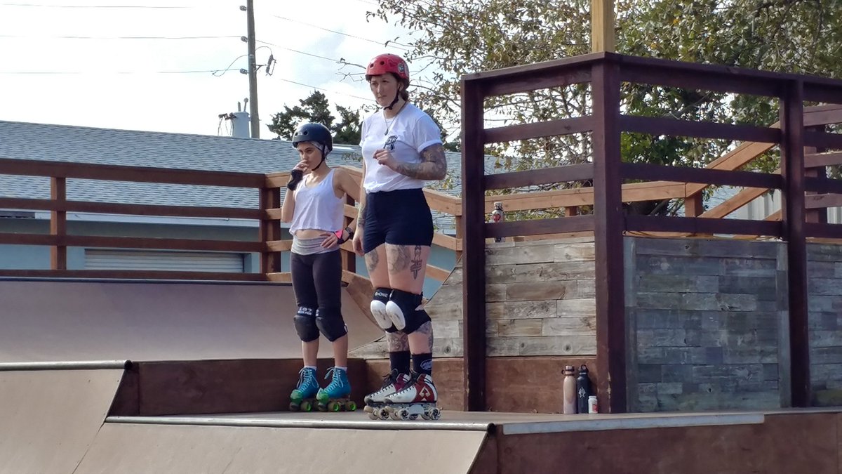 CheezeballsSB's tweet photo. @ladytrample starting the "advanced" park skating class. #ChicksInBowls #CheezeballsBearings https://t.co/RFp620jlR5
