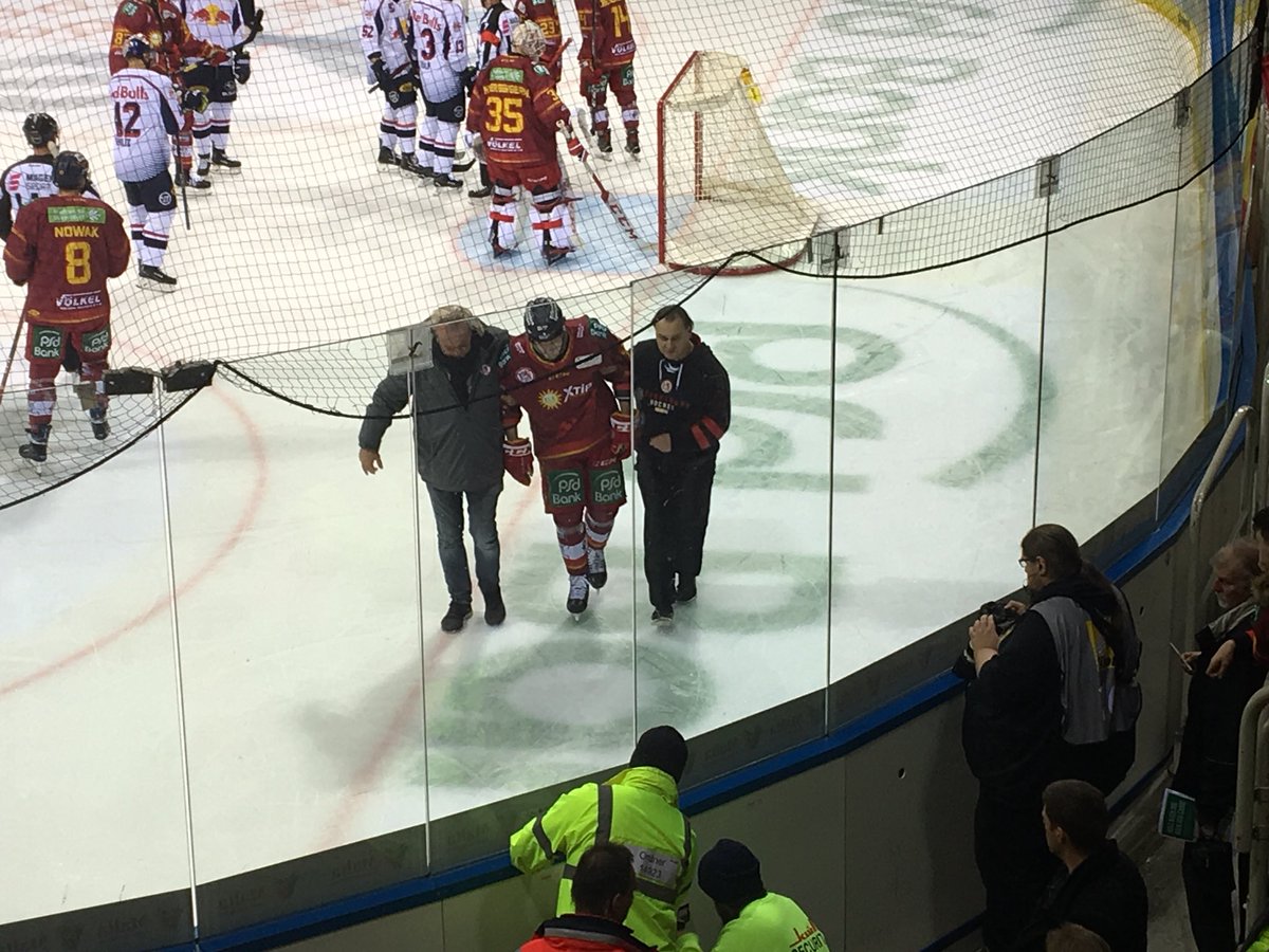 DuesseldorferEG's tweet image. Ohje, das sieht nicht gut aus. Bernhard #Ebner muss verletzt vom Eis geführt werden. Hoffentlich ist es nicht so schlimm, wie es aussieht. Alles Gute, Ignaz! #deg #DEGvsRBM
