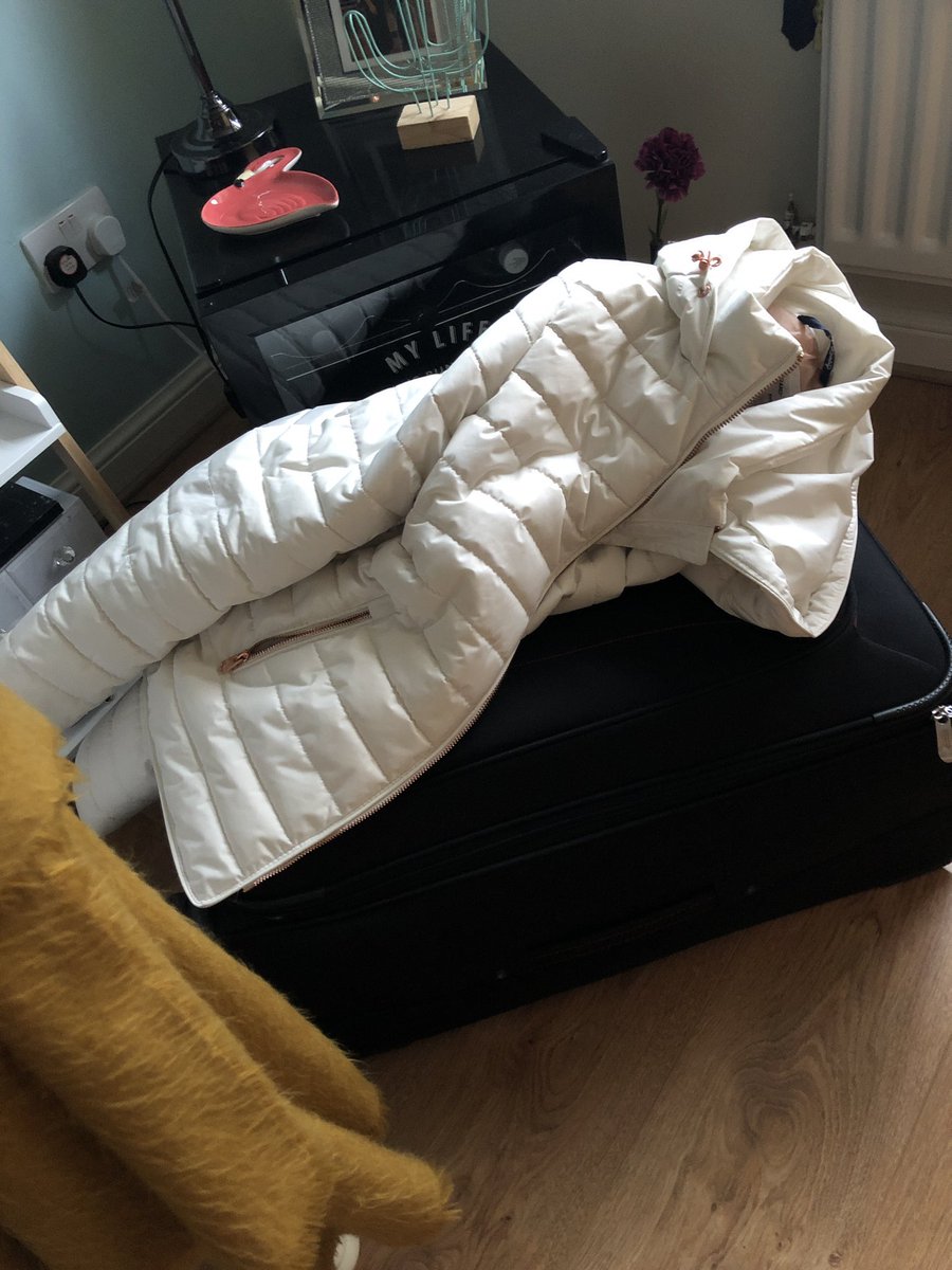 cazkeeps's tweet photo. Packed for Iceland; less than a week to go! That wasn’t so stressful as I thought it could be! #layerslayerslayers  🇮🇸 https://t.co/83O3KXZpxO