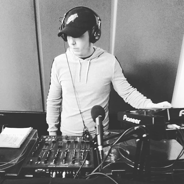 subwoofah's tweet image. Billy digging in to beat matching in his dj one to one today!! #dj #learntodj #djlesson #djtutorial #studio #subwoofah #manchester #salford #learn #lesson #music #onetone #cdj #pioneer