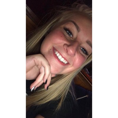 emilyjmc13's tweet image. #NewProfilePic #drunk #awkwardhand ¯\_(ツ)_/¯