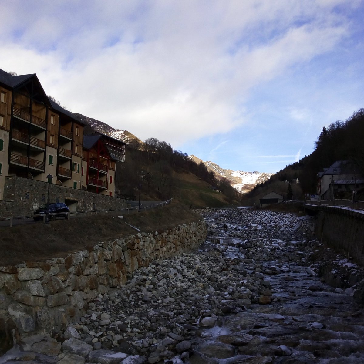 La neige se fait attendre dans les stations des Pyrénées... Allez, une barre So Chèvre pour patienter 😁 #pyrenees #neige #ski #nutrition #laitdechevre #naturel