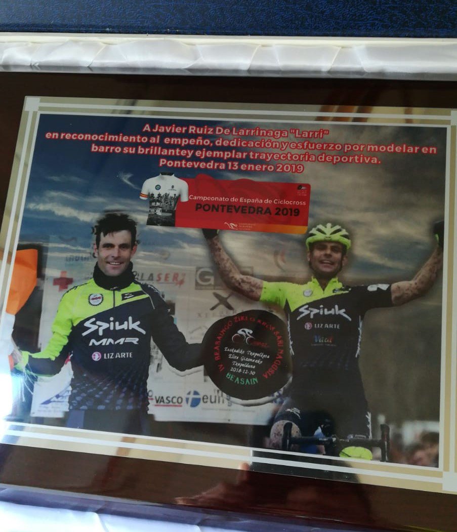 ruizdelarrinaga's tweet photo. Gracias por la placa que me han entregado en el podio de #CECXPontevedra19. Gracias a @cto_ciclocross_ @RFECiclismo y a todo el público que ha venido a la Illa das Esculturas por reconocer así el trabajo de uno. Siempre he intentado ir de cara con la gente, y esto me hace feliz. https://t.co/xxXNBW34BP