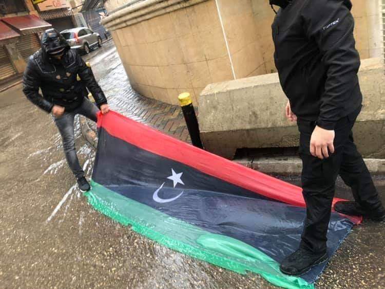 سيُحرَق عَلَمُ العَار وَيُعَلَّق عَلَمُ الشَّرَف بدلاََ✊💚

#إلا_موسى_الصدر💚