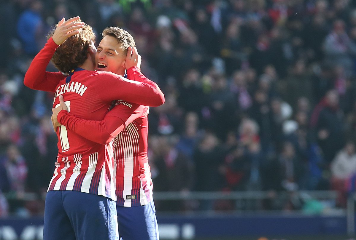 😊¡El goleador y el cumpleañero! 🔴⚪🔴

<a href="/AntoGriezmann/">Antoine Griezmann</a> 
           🤗
<a href="/santiagoarias13/">Santiago Arias</a> 

#AúpaAtleti  #AtletiLevante