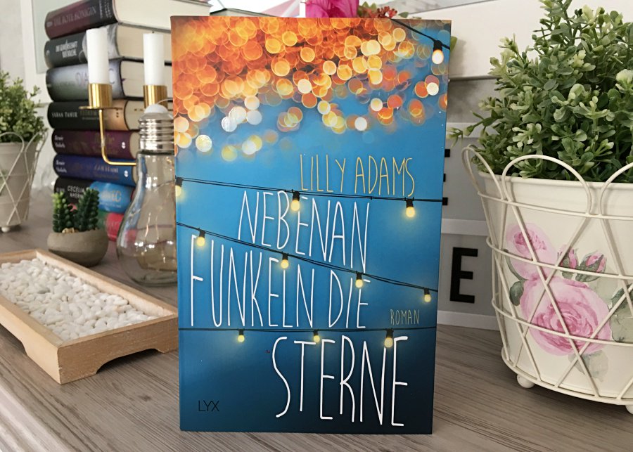 "Nebenan funkeln die Sterne" von Lilly Adams erhält von mir gute 4 von 5 Herzen. Eine dramatische, traurige und erschreckend schonungslose Schicksalsgeschichte, die auf der anderen Seite auch süß, herzerwärmend und großes Lesevergnügen verspricht.

marens-buecherkiste.blogspot.com/2018/12/rezens…