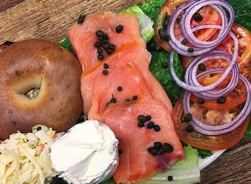 This is a lox platter. Often pronounced LOX PLATTAH. If you’re gonna Brunch like a real New Yorker you should learn to talk like one too! ❤️ 🤗 #SundayMorning