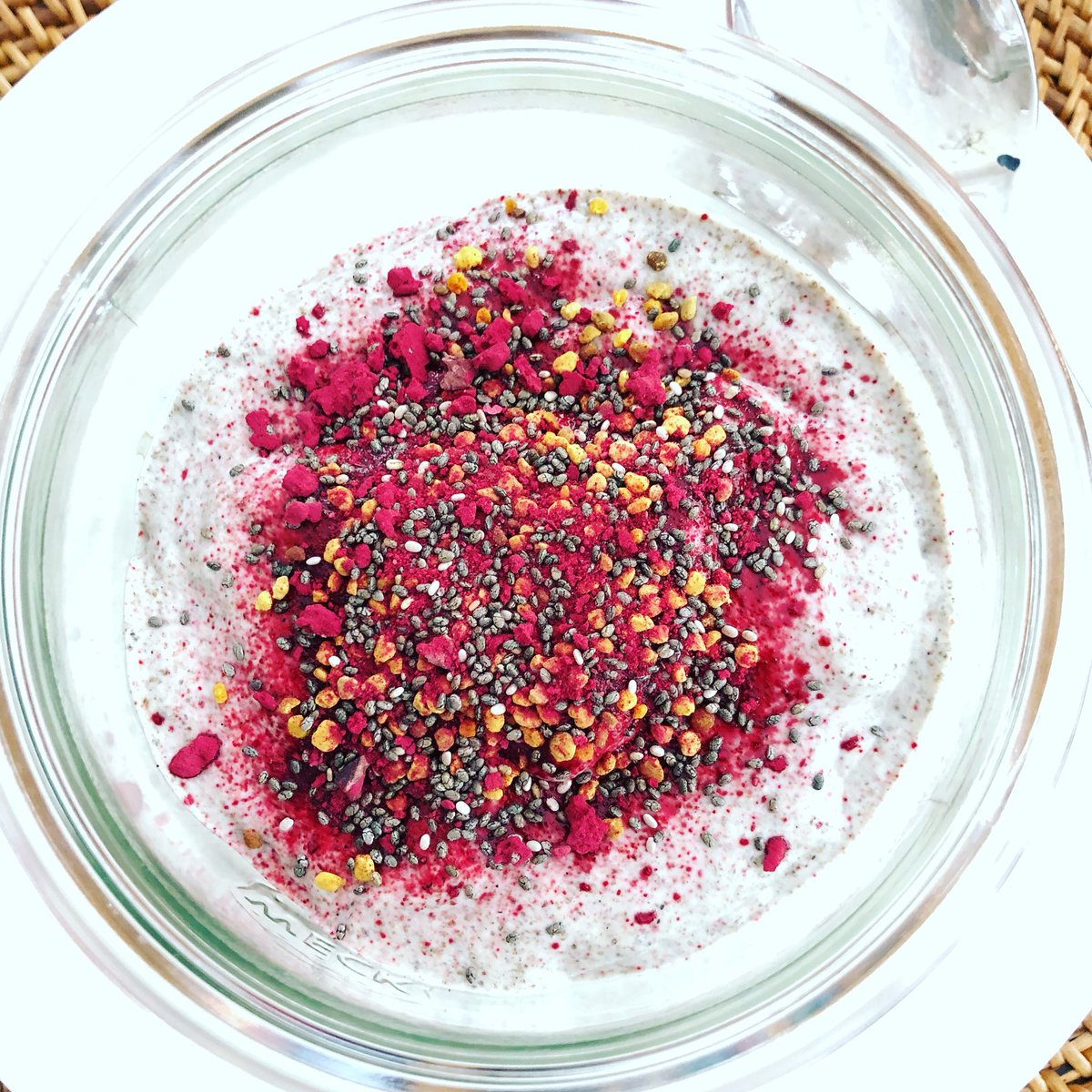 Das perfekte Januar Frühstück (natürlich in Kombination mit einem Glas <a href="/kombucofizz/">Kombuco Fizz</a> Kombucha!) ist Chia Pudding mit Kokosmilch und Beetroot Sprinkles. Hält bis zum Mittagessen satt und schmeckt hervorragend! Was haltet ihr von einem <a href="/kombucofizz/">Kombuco Fizz</a> Detox Flavour? #kombucofizz #chia