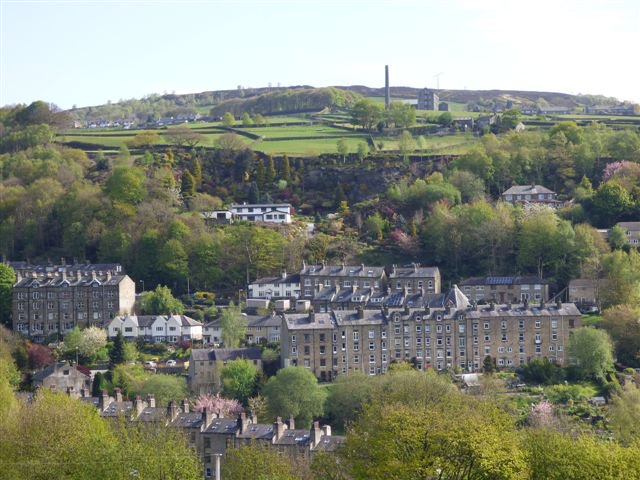 Hard to think of a more picture perfect setting for a town than #hebdenbridge, with its tall terraced houses clinging to the steep hillsides of the #UpperCalderValley. Nestled in #woodland with lush green meadows on the shoulders of the #hills & #heather #moorland up on the tops.